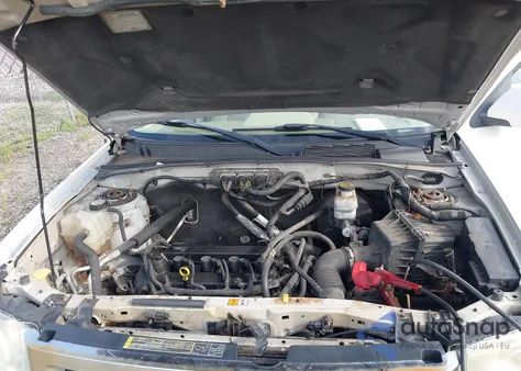 2010 Ford Escape Limited z USA, uszkodzony, nr VIN 1FMCU0E78AKB10416